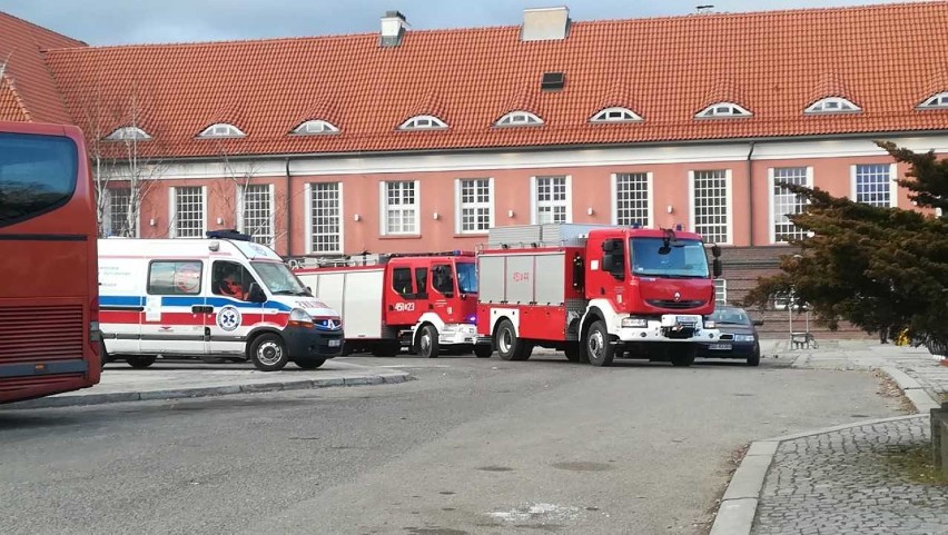 Alarm bombowy w Gliwicach. Dworzec PKP ewakuowany. Pociągi stały [ZDJĘCIA]