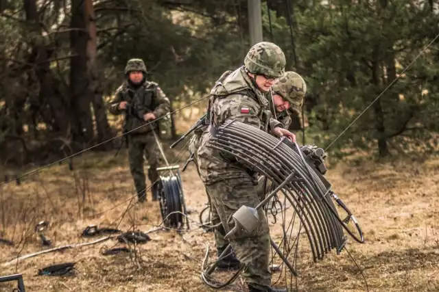 Zakończyły się ćwiczenia żagańskich łącznościowców pod kryptonimem IRBIS - 18. Sprawdzały zgranie, żołnierzy oraz funkcjonalność stanowiska dowodzenia. 

11 batalion dowodzenia (11bdow) to jednostka wyposażona w bardzo nowoczesny sprzęt. Na jego wyposażeniu  znajdują się terminale satelitarne, stacje radioliniowe, radiostacje cyfrowe czy aparatownie teleinformatyczne, które pozwalają zapewnić sieć komunikacji niejawnej na stanowiskach dowodzenia.
 
Ich praca nigdy nie jest eksponowana, jednak nikt, kto chodź trochę zna się na wojskowości, nie jest w stanie przecenić wartości, jaką stanowią specjaliści z batalionu dowodzeni - podkreśla mjr Artur Pinkowski, szef sekcji prasowej 11DKPanc.-   To dzięki nim, możliwe jest właściwe działanie stanowisk dowodzenia, a dowódca dywizji może wydawać rozkazy i dyspozycje podległym mu jednostkom wojskowym. - Mamy zabezpieczyć stanowisko dowodzenia pod każdym względem funkcjonowania: od spania, jedzenia, mycia, po wyposażenie stanowisk pracy, zabezpieczenie transportu, ochrony i obrony a przede wszystkim sytemu łączności, czyli zapewnienia dowodzenia wojskami dla dowódcy dywizji- wylicza ppłk Dariusz Lesiuk dowódca 11bdow. 

W trakcie ćwiczenia żagańscy łącznościowcy z 11bdow, kilkukrotnie zmieniali miejsce rozwinięcia stanowiska dowodzenia. Sprawdzano  zgranie żołnierzy oraz funkcjonalność elementów składowych tworzących Zapasowe Stanowisko Dowodzenia (ZSD) dowództwa dywizji oraz Bazowy Węzeł Łączności (BWŁ), podczas rozwijania, eksploatacji i przemieszczenia. Ponadto sprawdzono prawidłowość funkcjonowania oraz działania systemów łączności w różnych lokalizacjach i na różnych odległościach, a także funkcjonowanie obrony i ochrony tych elementów. 

POLECAMY RÓWNIEŻ


Brak prądu w Lubuskiem. Sprawdź kiedy   i gdzie! 

W Lubuskiem wystawiono ponad 160 tysięcy mandatów. Za co? 

Te domy w Lubuskiem sprzedają „za grosze”


Urlopy i premie po nowemu, przerwa na papierosa do odpracowania, nowe kategorie zatrudnionych. Takie zmiany szykują się w Kodeksie pracy


Zobacz najnowszy odcinek "Kryminalnego czwartku":


