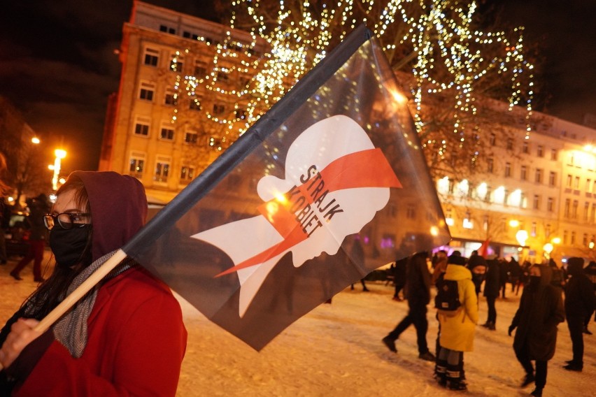 Kolejny raz kobiety wyszły protestować na ulicach Poznania....