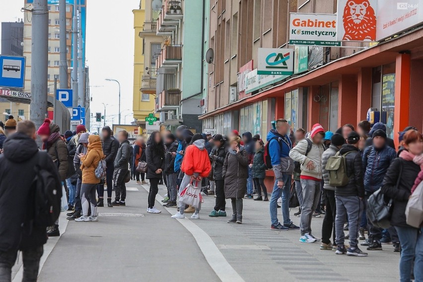 Tłum na przystanku w centrum Szczecina