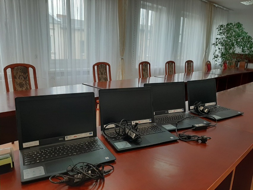 24 nowe laptopy dla trzech szkół z gminy Koźminek