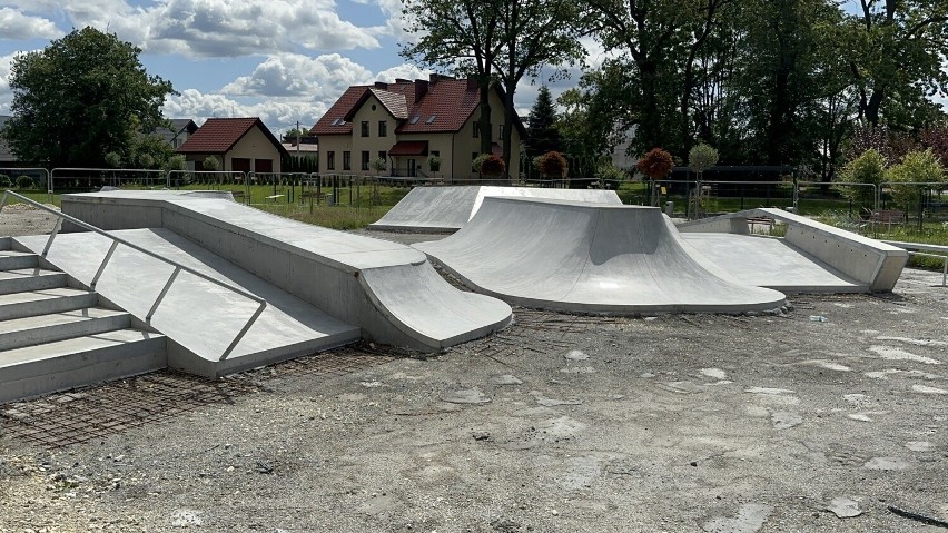 W Brzesku trwa budowa skateparku, raj dla miłośników sportów wyczynowych powstaje w Parku Leśnym na Słotwinie. Zobacz zdjęcia i film