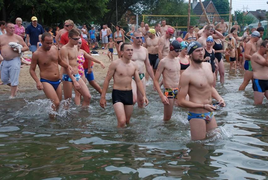 Uczestnicy maratonu pływackiego spotkali się na plaży w...