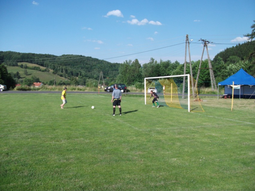 W Zagórzu Śląskim rozegrano niezwykły mecz piłki nożnej „Kawalerowie kontra żonaci”