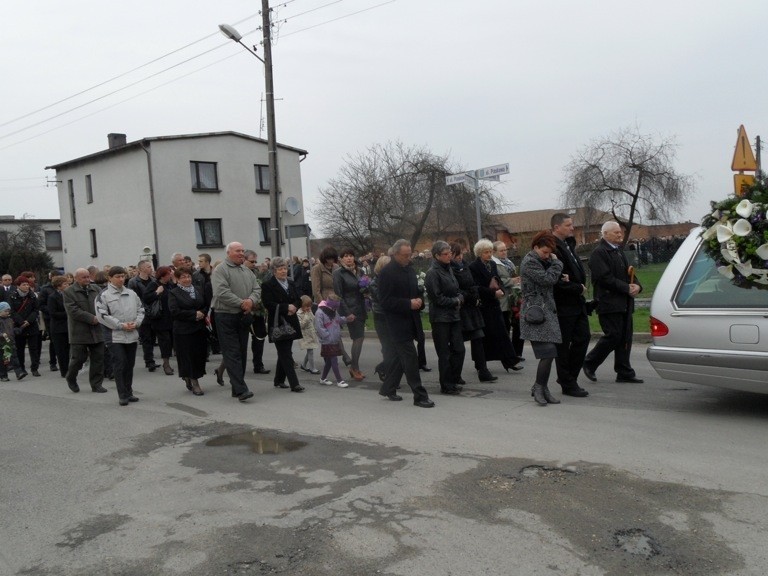 Rusinowice: Pogrzeb ks. Damiana Kominka [ZDJĘCIA]. Duszpasterza żegnały tłumy wiernych