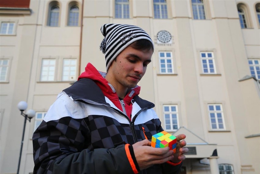 Projekt Rubikon w Piotrkowie. Będą układać kostkę Rubika na czas