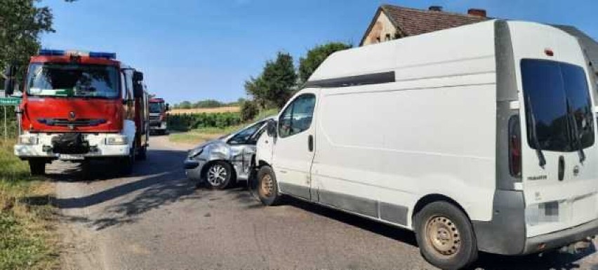 Gmina Darłowo: Zderzenie busa z osobówką, 5 osób trafiło do szpitala 