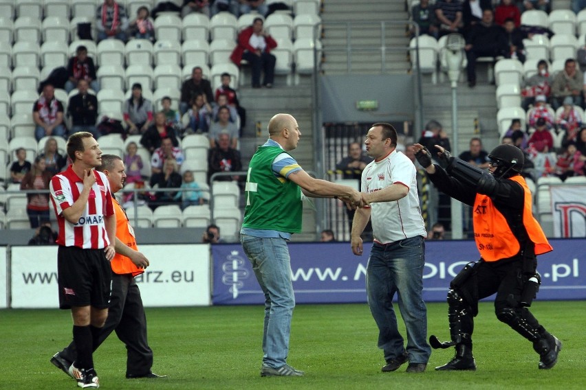 Incydent podczas meczu Cracovia - Widzew: Kibic Cracovii wtargnął na boisko [ZDJĘCIA]