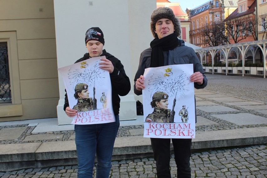 Leszno. Akcja „Kocham Polskę”. Młodzież Wszechpolska rozdawała na Rynku patriotyczne plakaty 