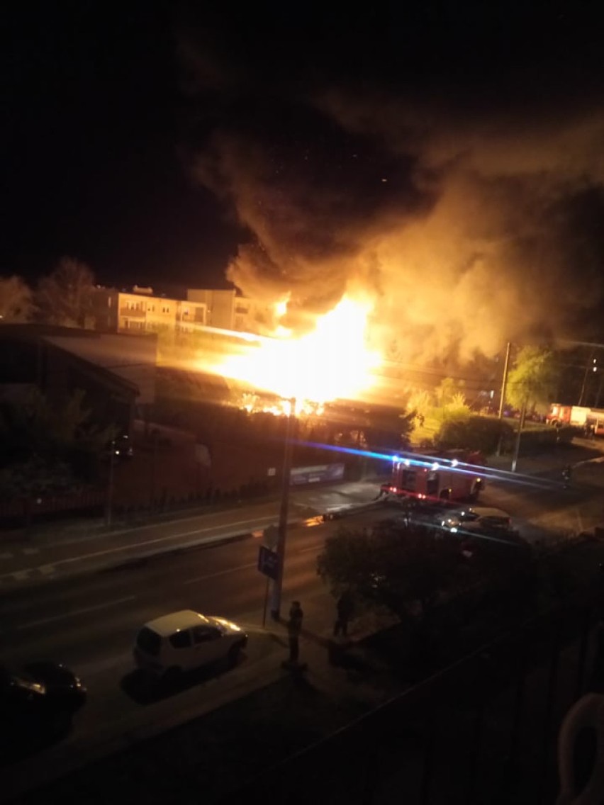 Pożar domu drewnianego przy ul. Głowackiego w Tomaszowie Maz. [ZDJĘCIA, FILM]