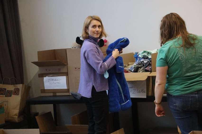 Legnica: Punkt zbiórki darów dla uchodźców z Ukrainy w Centrum Wolontariatu Miejskiego
