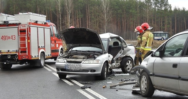 W zderzeniu aut w Gorzeniu, na trasie powiatowej Nakło – Bydgoszcz, ucierpieli kierowcy obu pojazdów