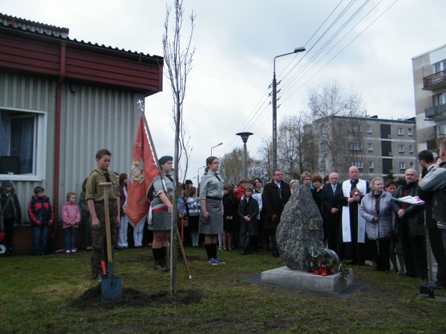 Uroczystość sadzenia Dębu Pamięci 10 kwietnia 2010 w Kleszczówce