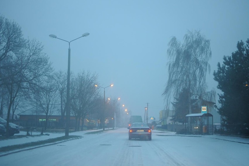 Śrem: ślizgawka na ulicach miasta. Spadł śnieg, na ulicach jest niebezpiecznie [ZDJĘCIA]