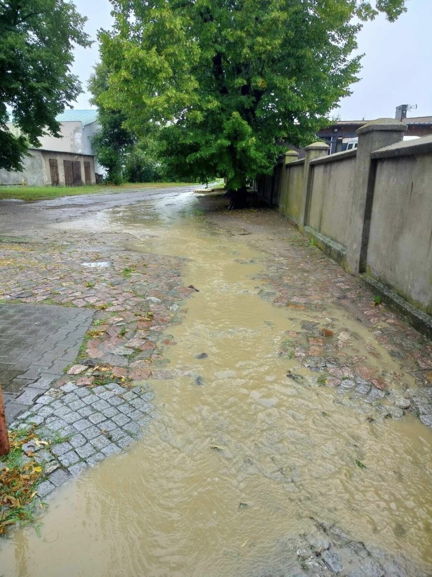 Lokalne potopienia i zalane piwnice w gminie Dobrzyca....