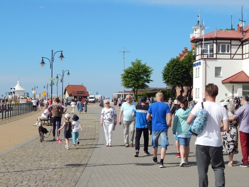 Tłumy w Ustce w ostatni dzień długiego weekendu [ZDJĘCIA]