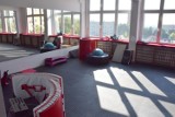 Opuszczony budynek po dawnej szkole w Kielcach zmienia się do poznania. Hala sportowa służy mieszkańcom [ZDJĘCIA, WIDEO]