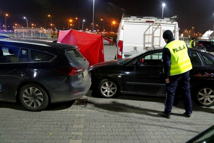 Kierowca samochodu dostawczego zmarł na parkingu pod Auchan...