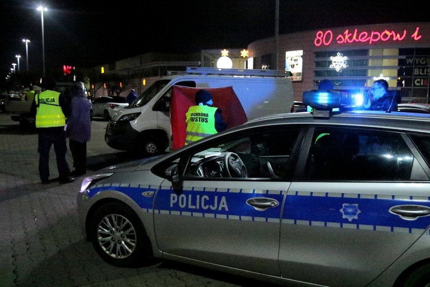 Kierowca samochodu dostawczego zmarł na parkingu pod Auchan...