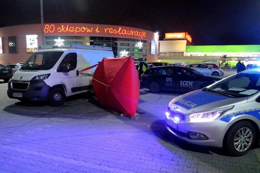 Kierowca samochodu dostawczego zmarł na parkingu pod Auchan...