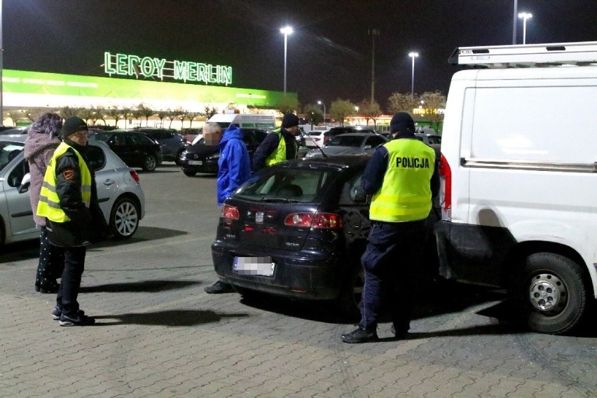 Kierowca samochodu dostawczego zmarł na parkingu pod Auchan...