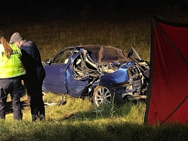 Do tragicznego wypadku doszło w Kłobuczynie. Zginął 31-letni kierowca i 23-letni pasażer.