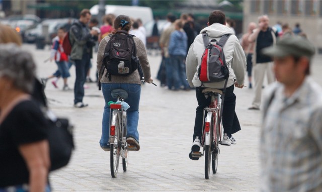 * Jazda rowerem obok innego uczestnika ruchu utrudniająca poruszanie się innym uczestnikom ruchu

* Korzystanie z telefonu komórkowego wymagającego trzymania słuchawki podczas jazdy