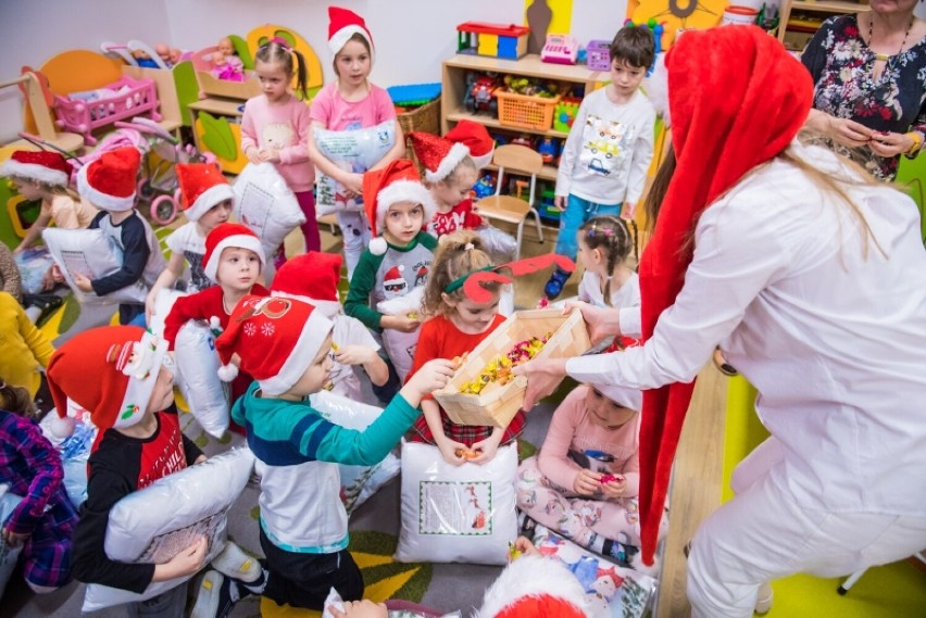 Dzieci mocno przeżywały odwiedziny św. Mikołaja. Prezentami...