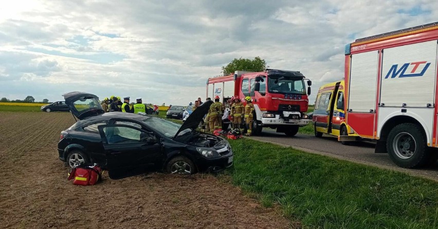 Wypadek na ul. Olewińskiej w Wierzchlesie. Auto dachowało. Cztery osoby trafiły do szpitala