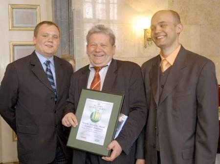 W gronie laureatów konkursu &amp;#8222;Śląski Kupiec Roku&amp;#8221; licznie reprezentowane są firmy rodzinne. Na zdjęciu Henryk Makowski z synami Markiem i Jarosławem, którzy prowadzą sklepy na Podbeskidziu. Fot. Władysław Morawski