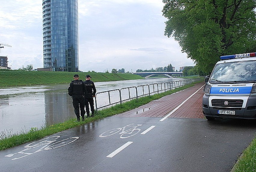 Policjanci z Rzeszowa monitorują stan rzek
