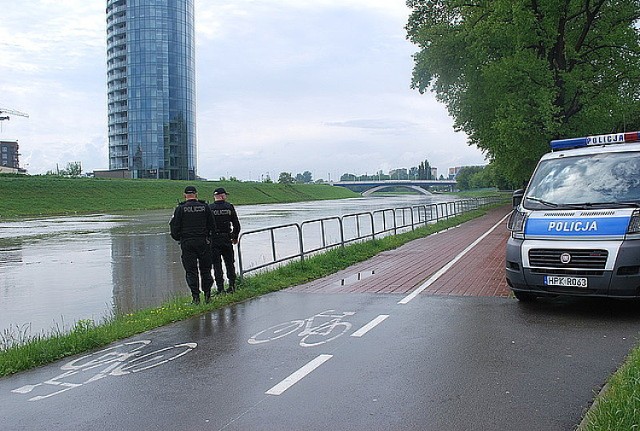 Policjanci z Rzeszowa monitorują stan rzek