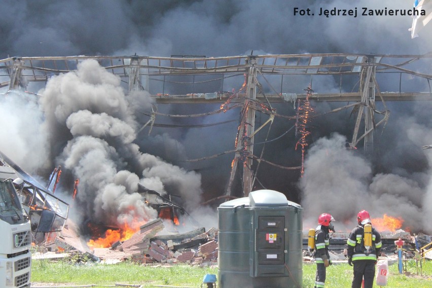 Wrocław: Pożar hali na Północnej - zdjęcia z akcji gaśniczej
