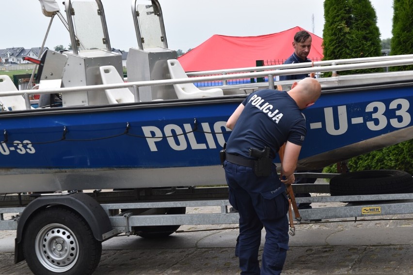 Policjanci podczas służby nad Jeziorem Grzymisławskim będą...