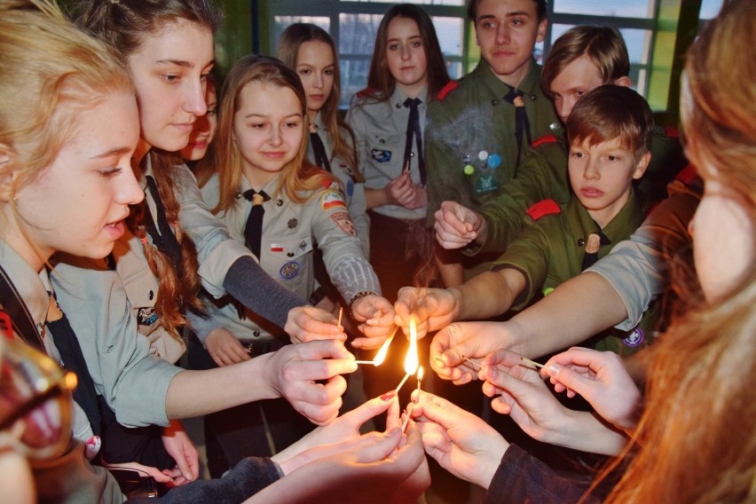 Dzień Myśli Braterskiej Hufca ZHP Sieradz 2019. Harcerze zawitali do Dąbrowy Wielkiej. Była gra terenowa i świeczkowisko (zdjęcia)