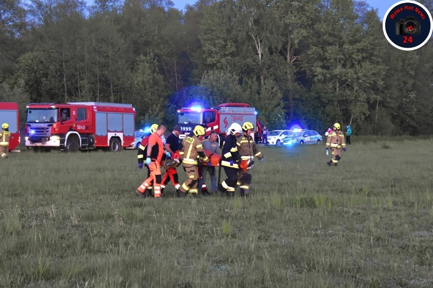 Ratownicy przenoszą jedną z rannych osób