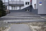 Kolejny absurd architektoniczny w Warszawie. Podjazd dla wózków jak labirynt