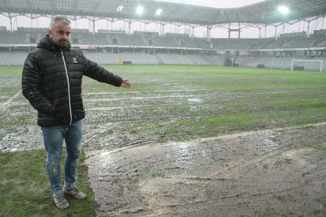 Mecz Korona-Wisła odwołany. Tak wyglądała murawa na stadionie w Kielcach.