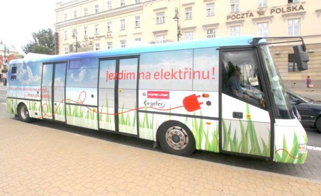 Elektryczny autobus bateryjny zaprezentowano wczoraj na placu ...