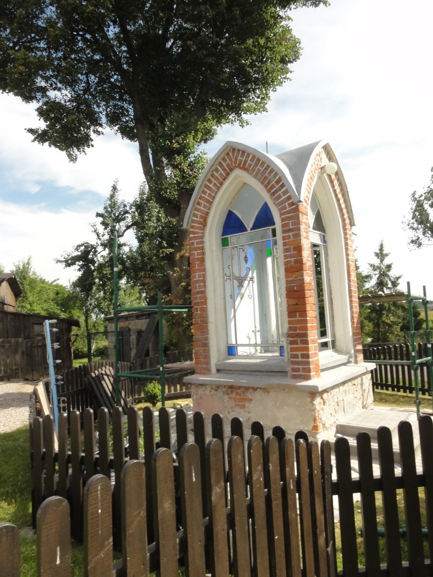 Kapliczka w Skrzeszewie po renowacji 2018