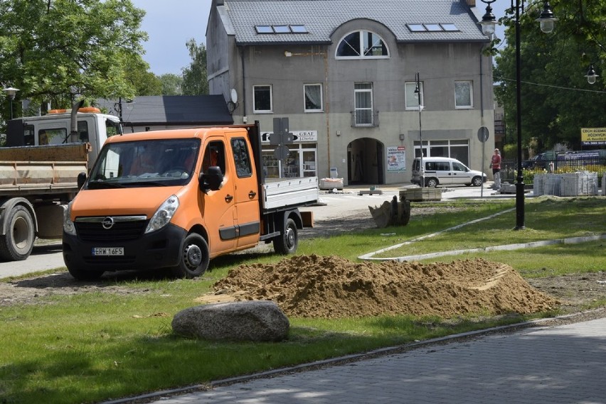 Rozpoczął się remont trawiastego parkingu na skwerze ks....