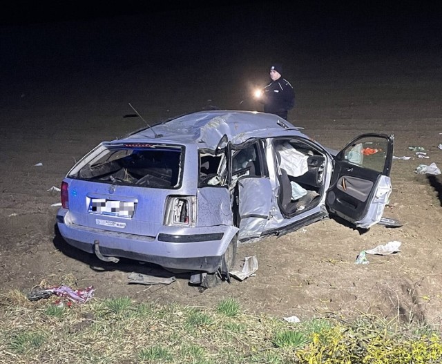 Poważny wypadek w Świeciu nad Osą. Samochód uderzył w drzewo, kierowca był pijany