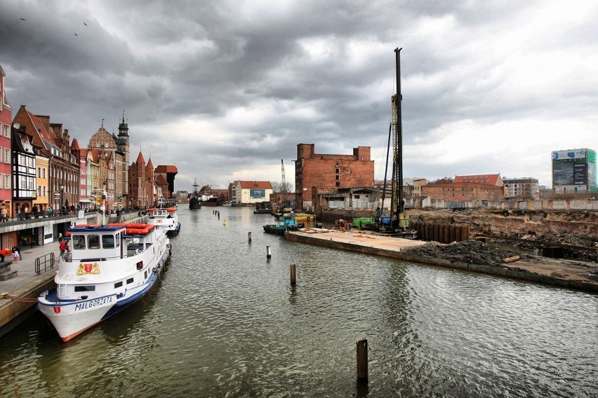 Gdańsk: Prace na Wyspie Spichrzów. Wyciąganie starych pali z Motławy [ZDJĘCIA]