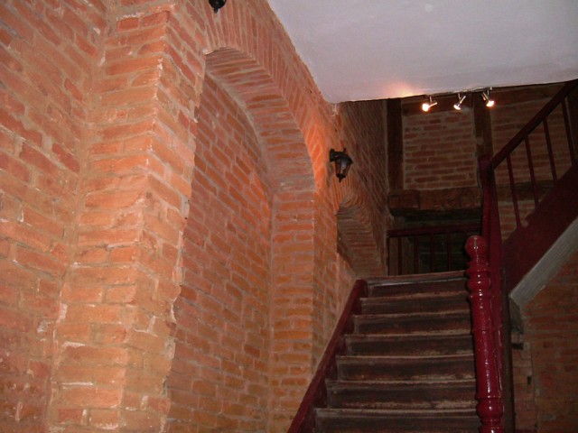 Ul. Kościelna 31. Zdjęcie z 2006 r. Fot. M. Szajerka. Widoczny fragment muru kurtynowego przedzamcza oraz ściana z murem pruskim.