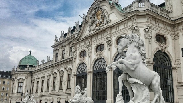 Stosunkowo tanią opcją na wakacje we wrześniu będzie podróż do Wiednia – jednego z najbardziej obleganych turystycznie miast w Europie. 

Do Wiednia polecimy w niskiej cenie niemal cały rok, dlatego warto na bieżąco śledzić oferty przewoźników. Podróż do Wiednia we wrześniu nie przekroczy 80 zł. Do stolicy dolecimy bowiem za jedyne 39 zł, 18 września.  Lot powrotny, w tej samej cenie, jest dostępny 21 września. 

Port lotniczy Wiedeń-Schwechat jest oddalony od stolicy o ok. 18 km, więc dojazd do miasta nie sprawi turystom większego problemu – z lotniska do centrum dojeżdżają zarówno autobusy, jak i pociągi.

Stolica zachwyca wyjątkową architekturą i unikalnym klimatem.
 Punktami obowiązkowym na mapie Wiednia są: Stare Miasto, zwane Innere Stadt, pałac Hofburg, Katedra św. Szczepana. Miłośników sztuki z pewnością zainteresuje zwiedzanie Belwederu, w którym znajduje się galeria dzieł sztuki Gustava Klimta.

Data: 18-21 września
Przewoźnik: Ryanair
Cena: ok. 80 zł 