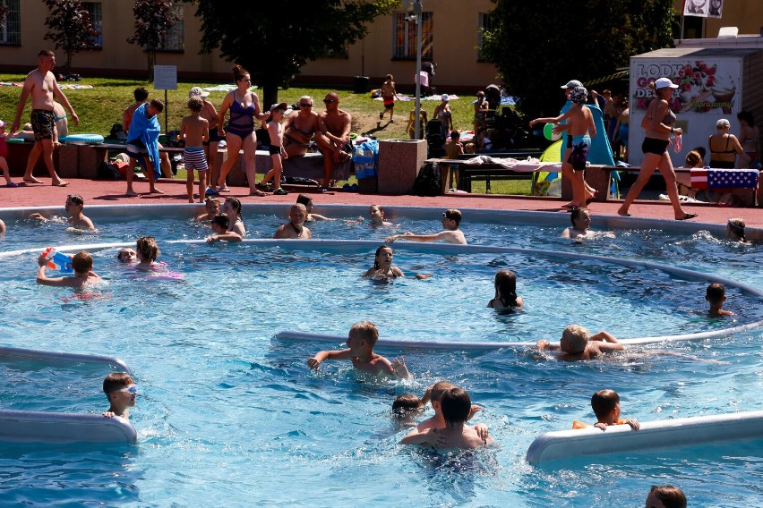 Piękna pogoda, ciepło i tłum ludzi na basenach ROSiR w Rzeszowie. Zobacz, jak odpoczywają rzeszowianie