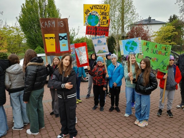 Uczniowie klas 4-8 zorganizowali happening ulicami dzielnicy Nadbrzezie zwracając uwagę mieszkańców na pilne kwestie dotyczące ochrony środowiska. Więcej na kolejnych zdjęciach