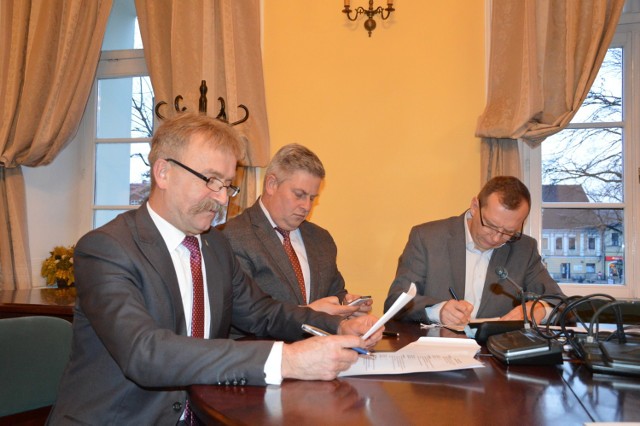 Krzysztof Kaliński (z lewej) zachęca do składania deklaracji
