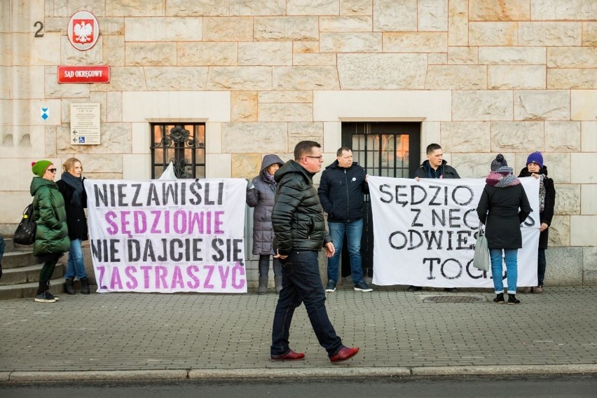 Demonstracja w bydgoskim sądzie. „Sędzio z neo-KRS odwieś togę”