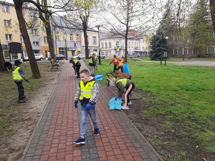 Dzień Ziemi w Dębicy. Uczniowie szkół podstawowych sprzątali miasto